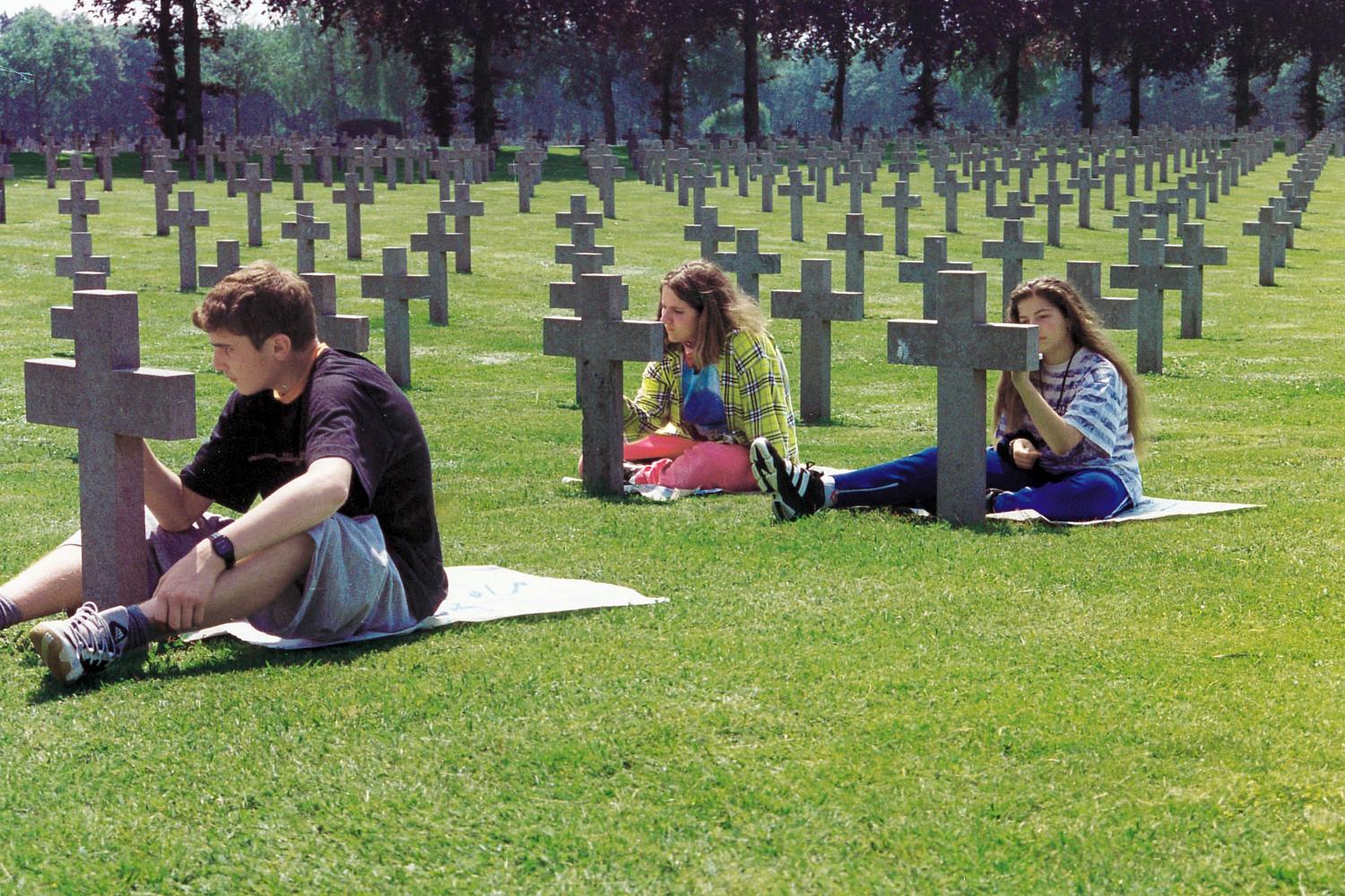 Des jeunes entretiennent des sépultures de guerre à Ysselsteyn, aux Pays-Bas