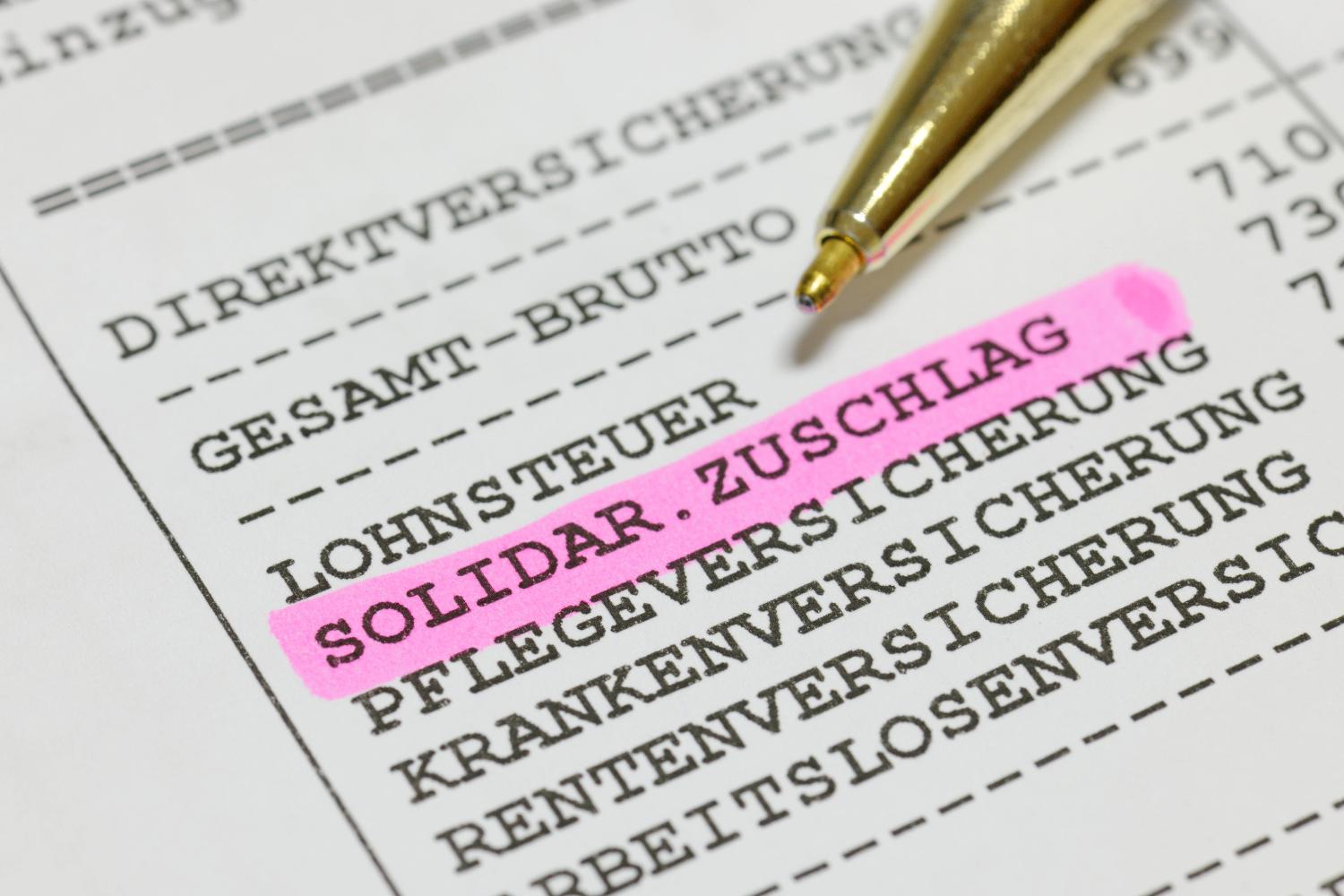 Une feuille de salaire sur laquelle figure l’impôt de solidarité