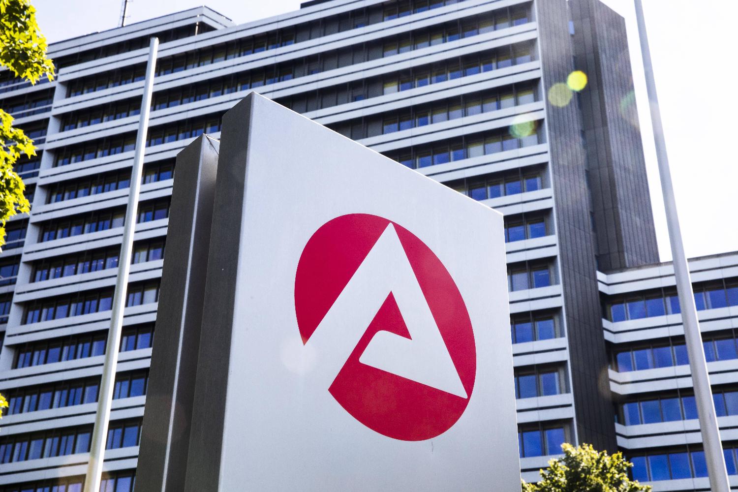 Enseigne avec le logo de l’Agence fédérale pour l’emploi devant le siège à Nuremberg