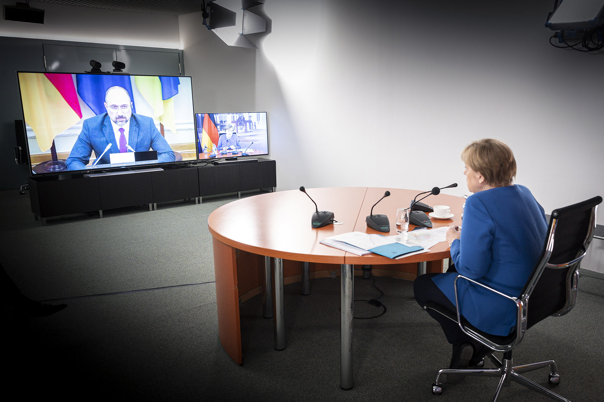 La chancelière fédérale Angela Merkel lors d’une visioconférence avec le premier ministre ukrainien Denys Chmygal