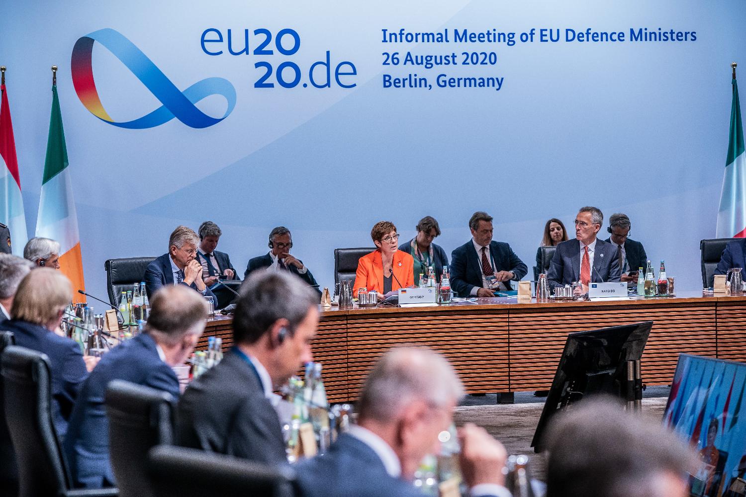 Annegret Kramp-Karrenbauer (CDU, milieu, derrière), ministre fédérale de la Défense, s’exprime aux côtés de Jens Stoltenberg (2e à droite, devant), secrétaire général de l’OTAN, au début de la réunion informelle des ministres européens de la Défense