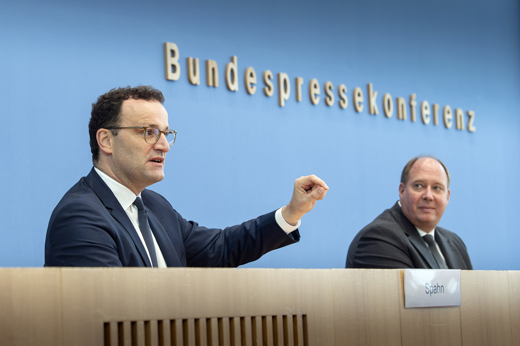 Le ministre fédéral de la Santé Jens Spahn (à g.) et le chef de la Chancellerie fédérale Helge Braun mercredi, à Berlin