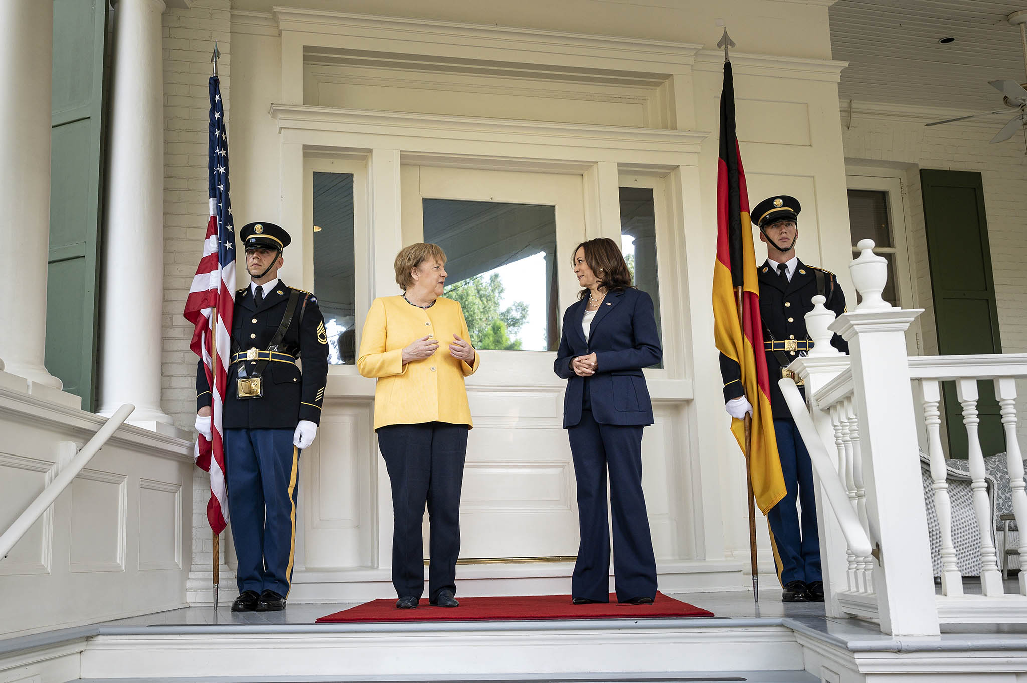 La chancelière fédérale Angela Merkel avec Kamala Harris dans sa résidence