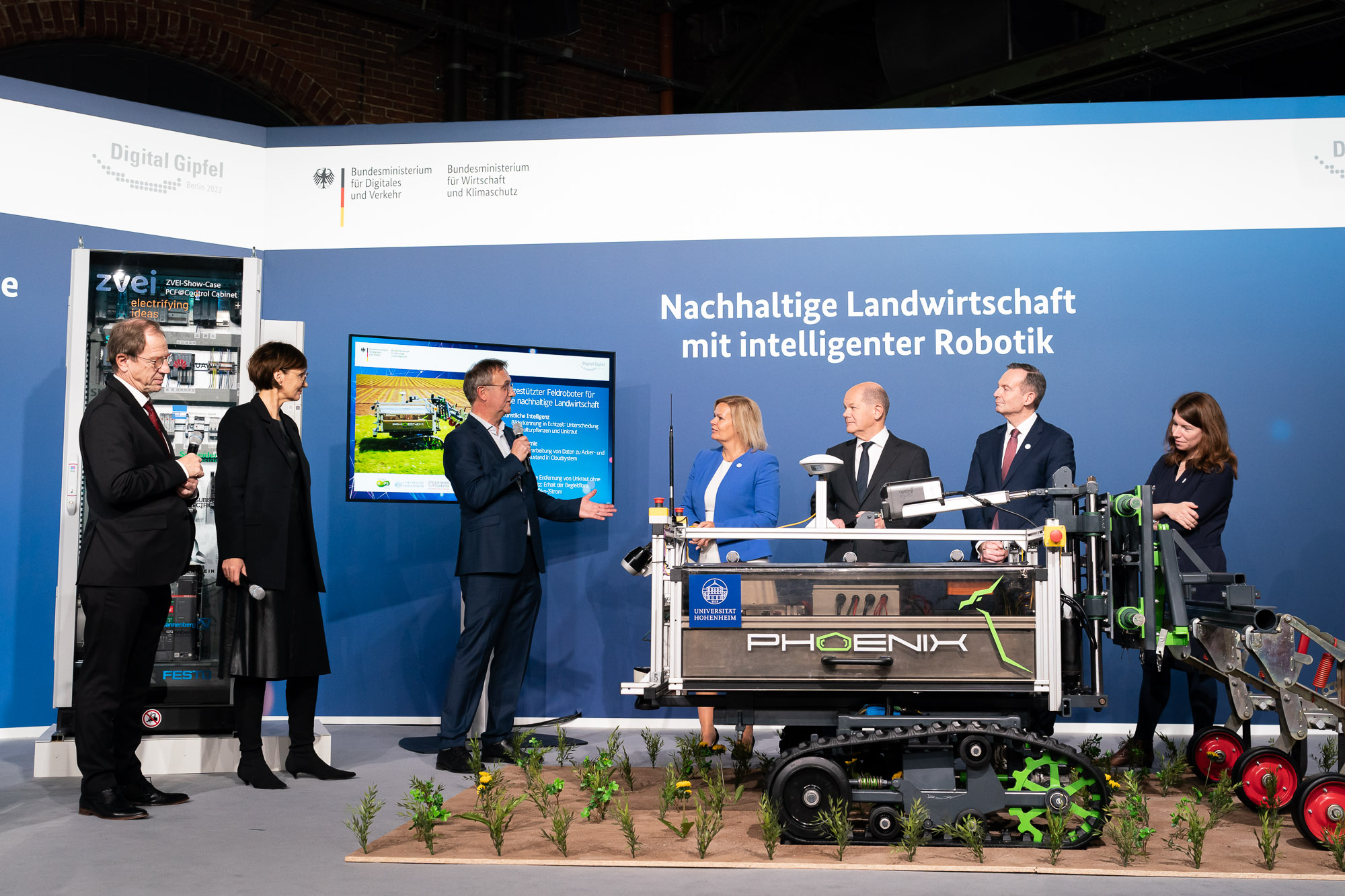 Olaf Scholz pendant la présentation du robot agricole Phoenix au sommet 2022 sur le numérique.