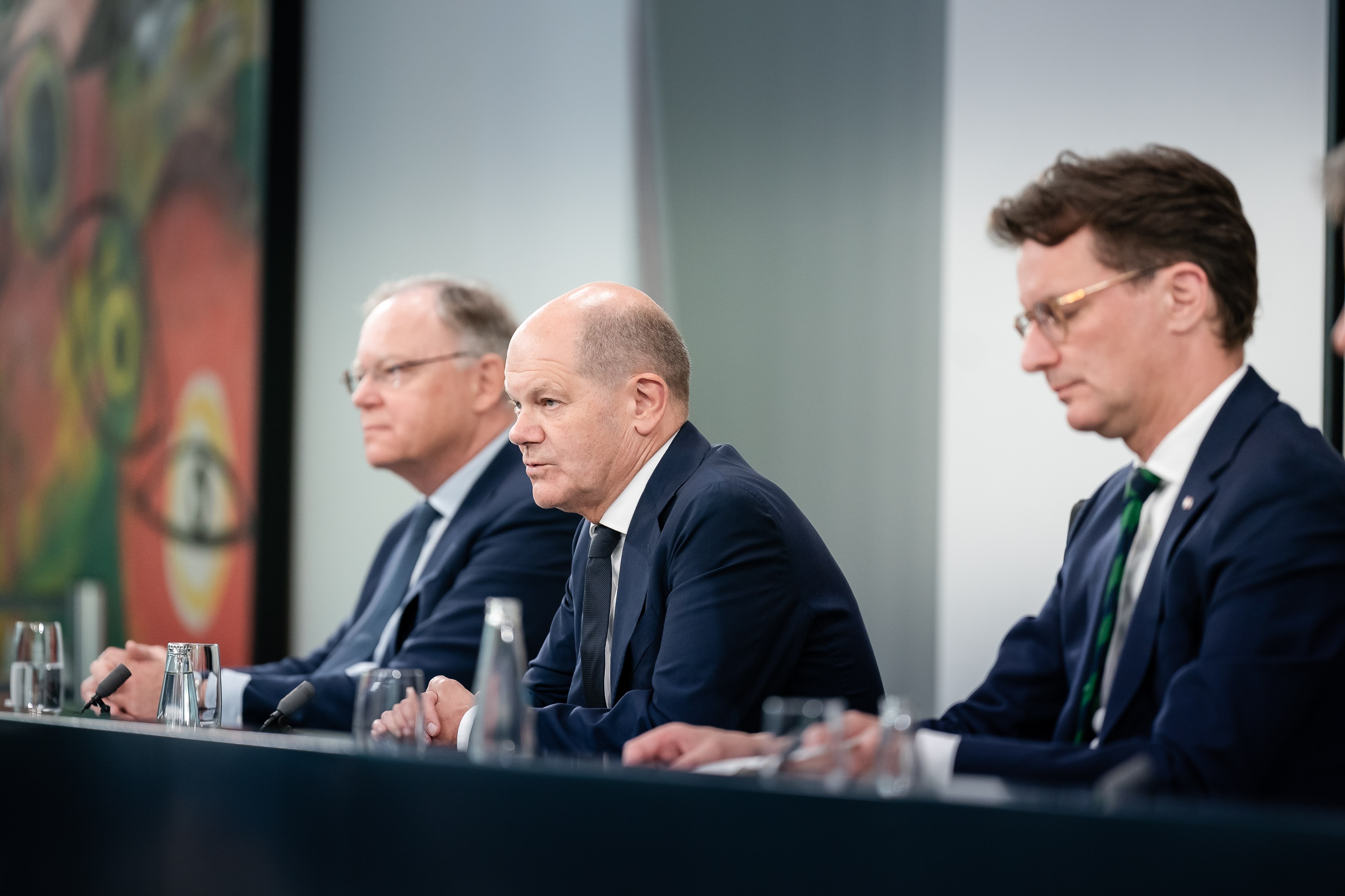 Olaf Scholz pendant la conférence de presse tenue à l’issue de la conférence des ministres-présidents à la Chancellerie fédérale. À côté de lui, les ministres-présidents Stephan Weil et Hendrik Wüst.