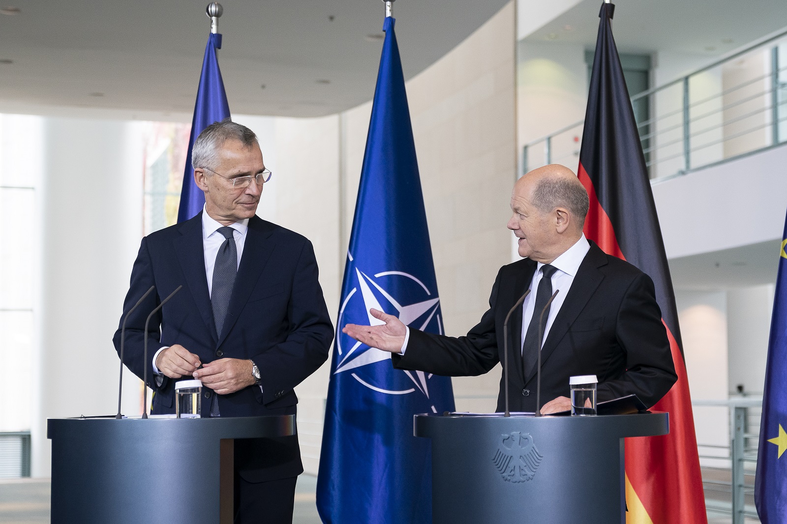 Le chancelier fédéral Olaf Scholz avec le secrétaire général de l’OTAN Jens Stoltenberg.