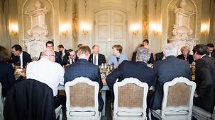 La chancelière fédérale Angela Merkel et les ministres fédéraux avant le début de la séance d’ouverture avec le président de la BDA, Ingo Kramer, et le président du DGB, Reiner Hoffmann.