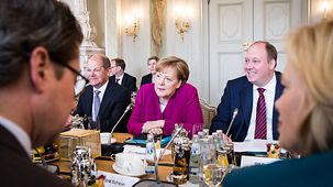 La chancelière fédérale Angela Merkel lors de l’ouverture du séminaire gouvernemental au château de Meseberg