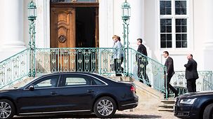La chancelière fédérale Angela Merkel arrive au séminaire gouvernemental organisé au château de Meseberg.