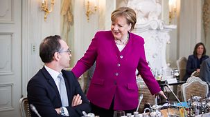 Au début du séminaire gouvernemental au château de Meseberg, la chancelière fédérale Angela Merkel s’entretient avec Heiko Maas, ministre fédéral des Affaires étrangères.