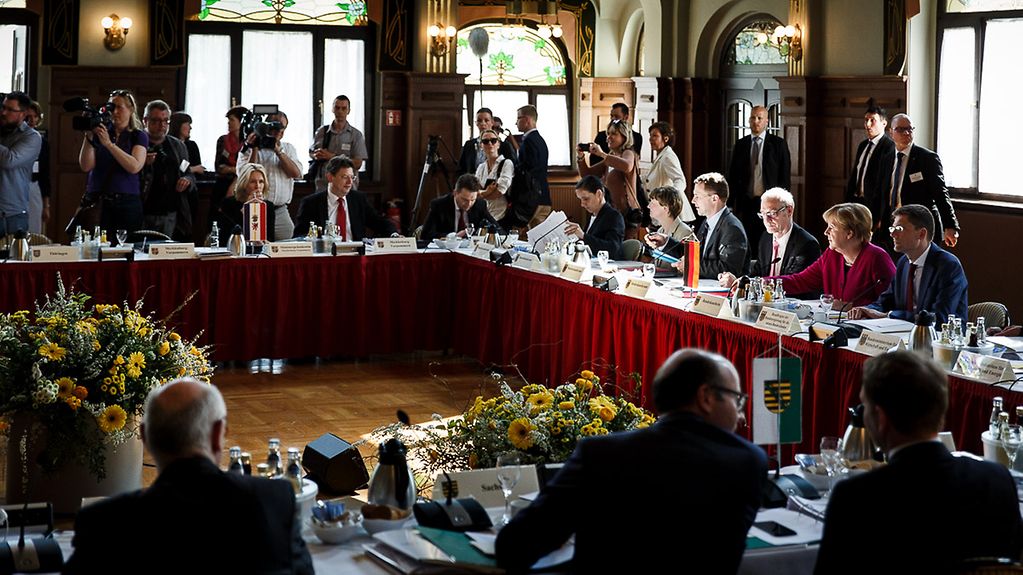 Bundeskanzlerin Merkel nimmt an der Sitzung der Ministerpräsidentenkonferenz teil