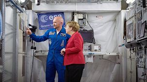 Bundeskanzlerin Angela Merkel im Gespräch mit Astronaut Alexander Gerst bei einem Briefing zur Columbus Moduls der ISS und zu Erdbeobachtungsprogrammen in der Astronautentrainingshalle, im Europäischen Astronautenzentrum (EAC) der European Space Agency …