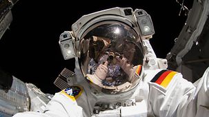 Alexander Gerst macht ein Selfie im Weltall.