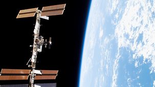 Die ISS zwischen Weltraum und Erde.