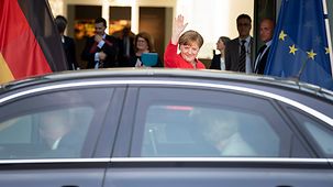 Bundeskanzlerin Angela Merkel und Frankreichs Präsident Emmanuel Macron verabschieden sich.