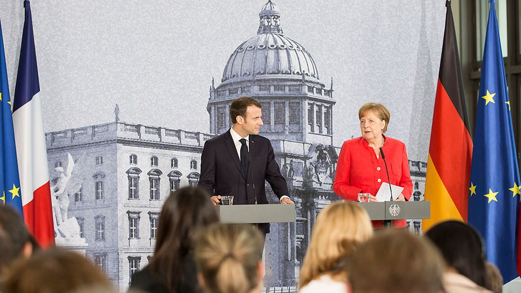Bundeskanzlerin Angela Merkel und Frankreichs Präsident Emmanuel Macron auf einer gemeinsamen Pressekonferenz.