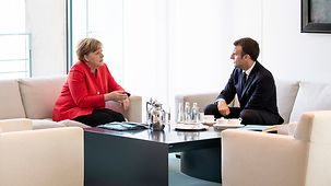 Bundeskanzlerin Angela Merkel im Gespräch mit Frankreichs Präsident Emmanuel Macron.
