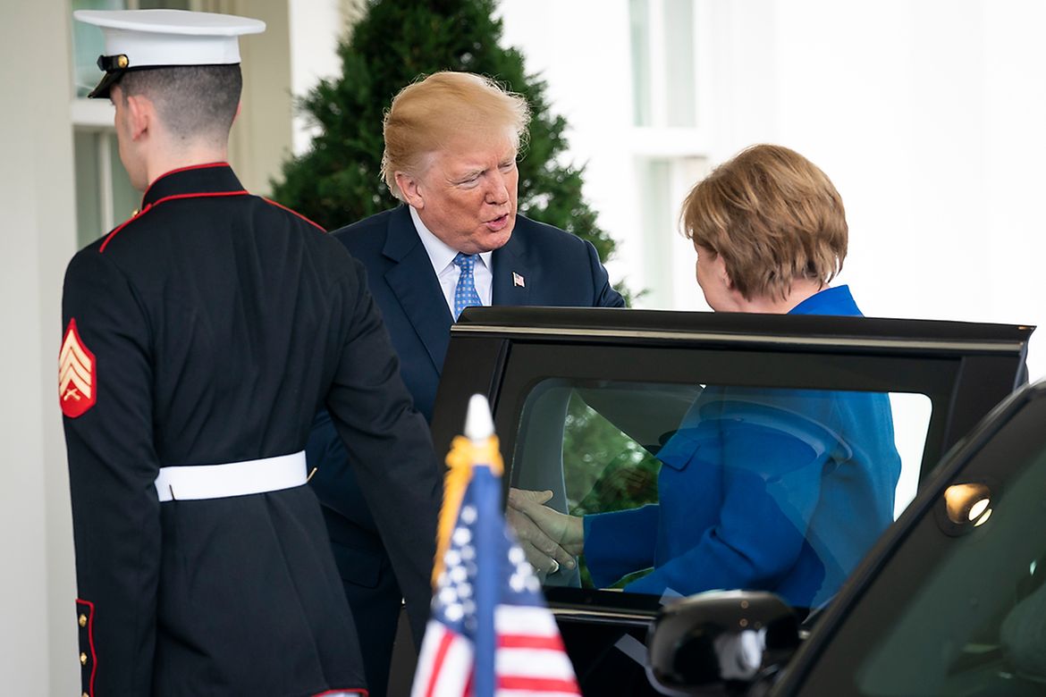 US-Präsident Donald Trump begrüßt Bundeskanzlerin Angela Merkel bei ihrer Ankunft im Weißen Haus beim Aussteigen.