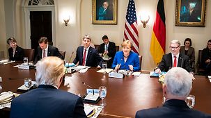 Bundeskanzlerin Angela Merkel und US-Präsident Donald Trump vor Beginn eines Gesprächs im erweiterten Kreis.