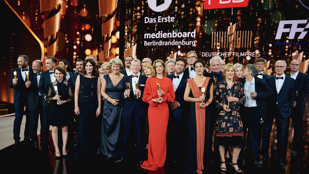 Die Preisträger des Deutschen Filmpreises stehen auf der Bühne.