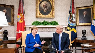 Bundeskanzlerin Angela Merkel im Gespräch mit US-Präsident Donald Trump im Oval Office.
