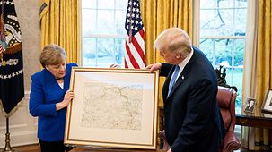 Bundeskanzlerin Angela Merkel überreicht US-Präsident Donald Trump als Gastgeschenk eine Landkarte.