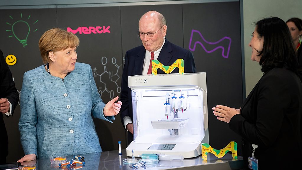 Bundeskanzlerin Angela Merkel besucht anlässlich des 350. Jubiläums der Firma Merck das Innovation Center der Firma.