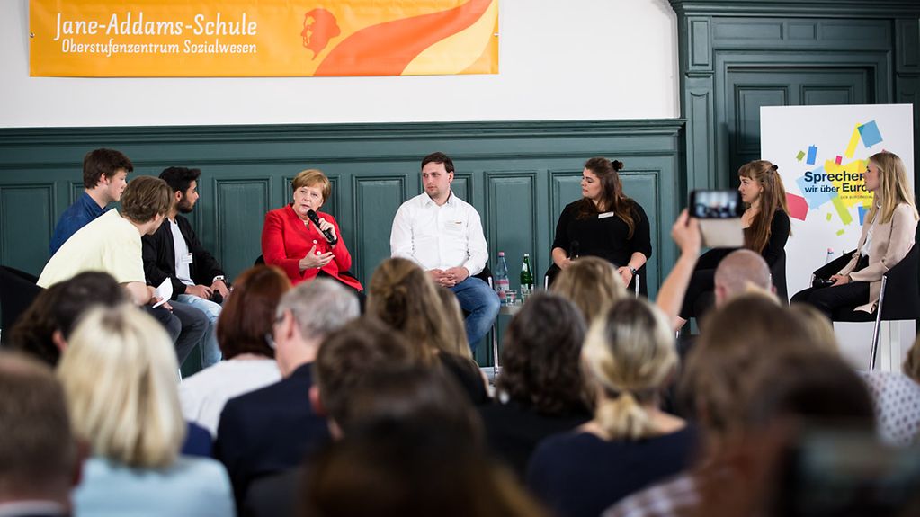 Bundeskanzlerin Angela Merkel beim Besuch der Jane-Addams-Schule - Oberstufenzentrum Sozialwesen - anlässlich des EU-Projekttags.