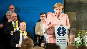 Bundeskanzlerin Angela Merkel spricht bei der Verleihung des Internationalen Karlspreises zu Aachen.