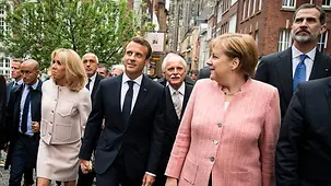 Bundeskanzlerin Angela Merkel, Frankreichs Präsident Emmanuel Macron und dessen Ehefrau Brigitte gehen durch Aachen.
