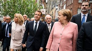 Angela Merkel, Emmanuel Macron et son épouse se promènent dans Aix-la-Chapelle.