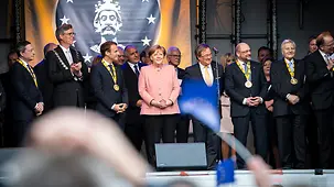 Angela Merkel et Emmanuel Macron sur l’estrade sur la place du marché d’Aix-la-Chapelle
