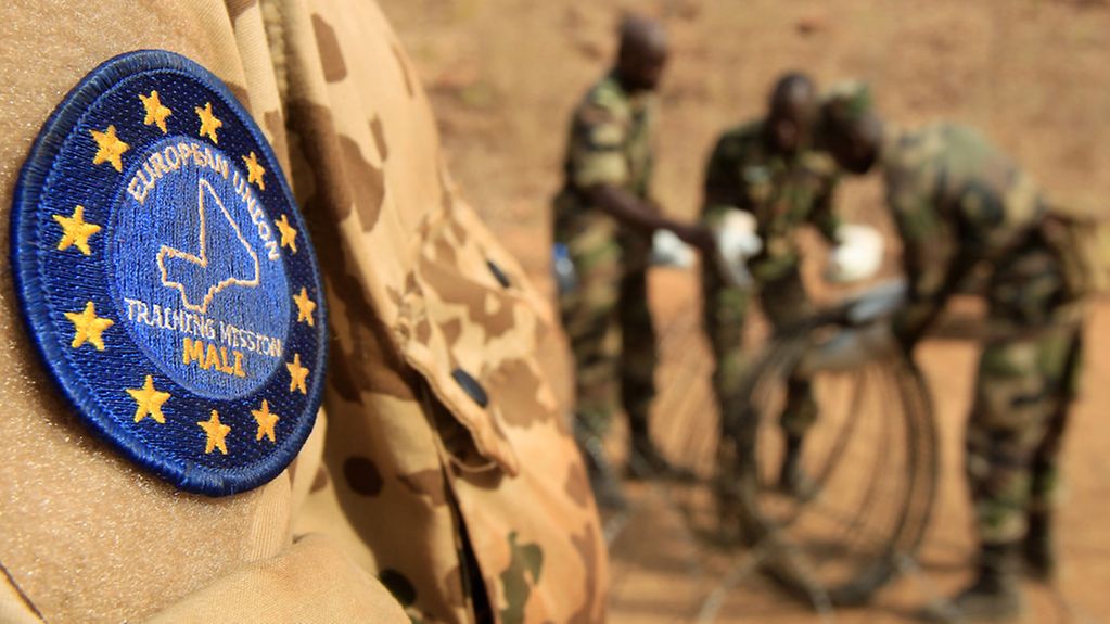 Deutsche Soldaten bilden malische Soldaten im Rahmen der European Union Training Mission to Mali (EUTM) im Koulikoro Trainingscenter aus.