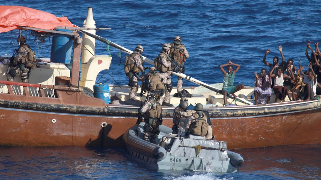 Soldaten der Bundeswehr überprüfen am Horn von Afrika ein verdächtiges Boot.