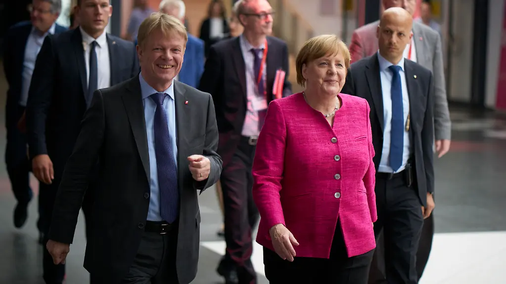 Bundeskanzlerin Angela Merkel auf dem 21. Ordentlichen DGB-Bundeskongress mit dem Vorsitzenden Reiner Hoffmann.