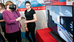 Bundeskanzlerin Angela Merkel mit Mädchen beim Girls' Day im Bundeskanzleramt am Stand von DVZ.