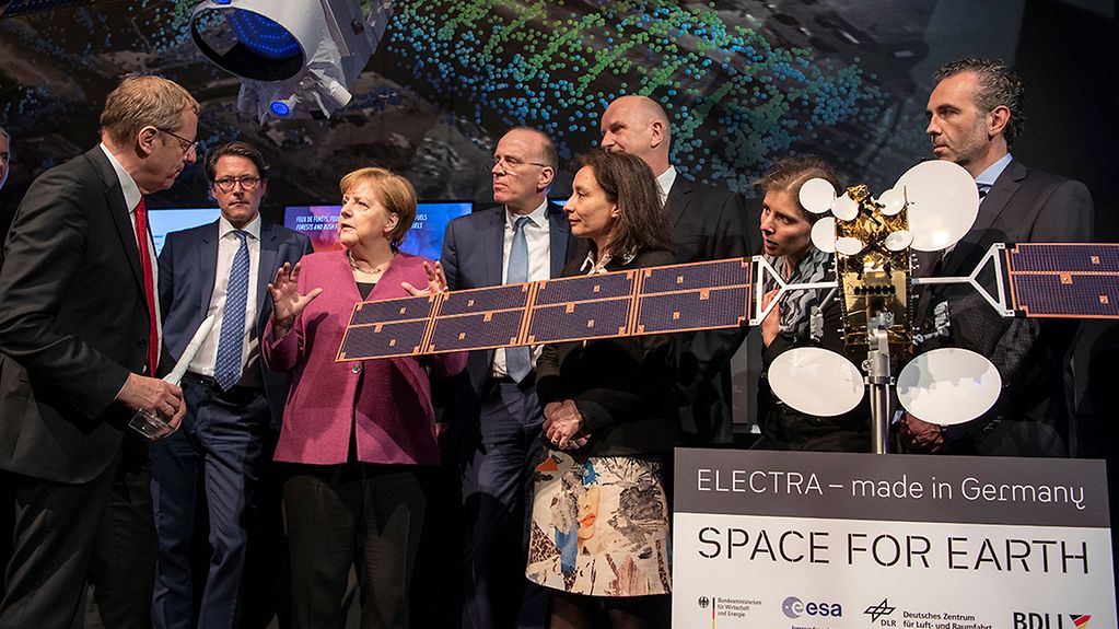 Bundeskanzlerin Angela Merkel beim Rundgang auf der Internationalen Luft- und Raumfahrtausstellung am Stand
