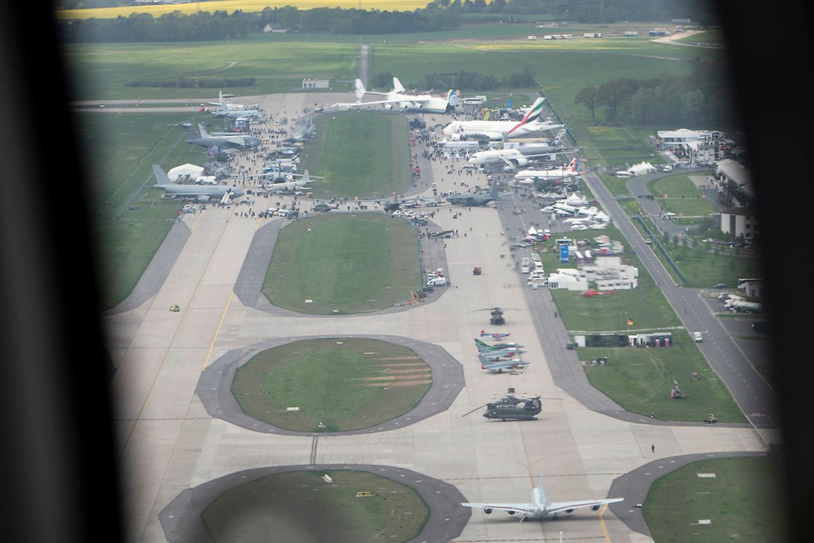 Blick aus dem Hubschrauber auf die Internationale Luft- und Raumfahrtausstellung.