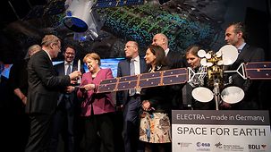 Bundeskanzlerin Angela Merkel beim Besuch der ILA, der Internationalen Luft- und Raumfahrtausstellung.