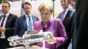 Bundeskanzlerin Angela Merkel beim Messerundgang über der ILA.
