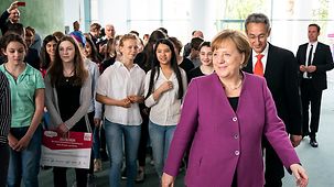 Bundeskanzlerin Angela Merkel mit Mädchen beim Girls'Day im Bundeskanzleramt.