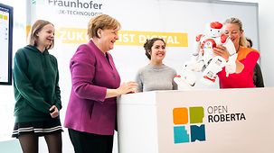 Bundeskanzlerin Angela Merkel beim Girls' Day im Bundeskanzleramt am Stand des Fraunhofer Instituts.