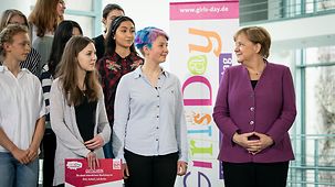 Bundeskanzlerin Angela Merkel mit Mädchen beim Girls' Day im Bundeskanzleramt.