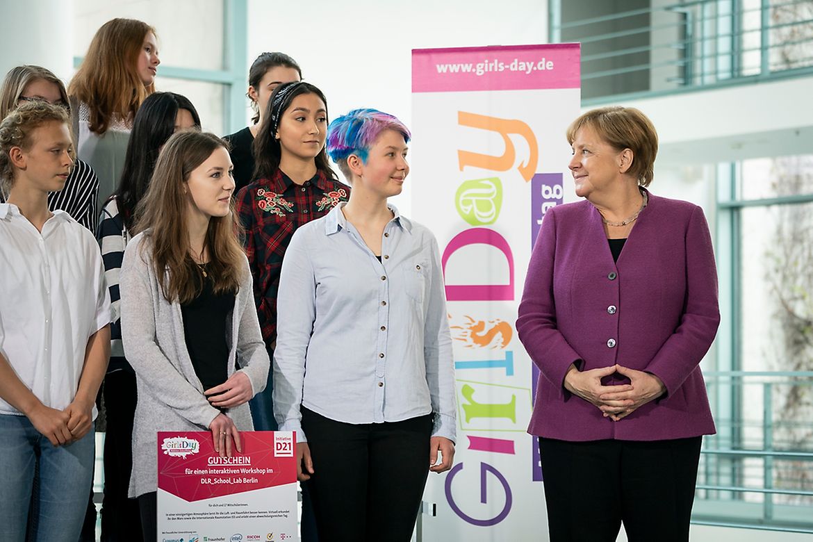 Bundeskanzlerin Angela Merkel mit Mädchen beim Girls' Day im Bundeskanzleramt.