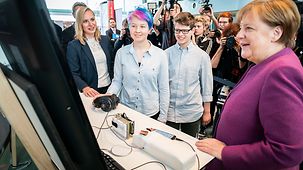 Bundeskanzlerin Angela Merkel beim Girls'Day im Bundeskanzleramt am Stand von Intel.