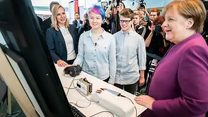 Bundeskanzlerin Angela Merkel beim Girls'Day im Bundeskanzleramt am Stand von Intel.
