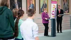 Bundeskanzlerin Angela Merkel spricht beim Girls' Day im Bundeskanzleramt zu ihren Gästen.