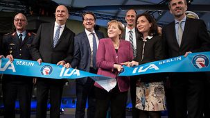 Bundeskanzlerin Angela Merkel zerschneidet zur Eröffnung der ILA, der Internationalen Luft- und Raumfahrtausstellung, ein Band.