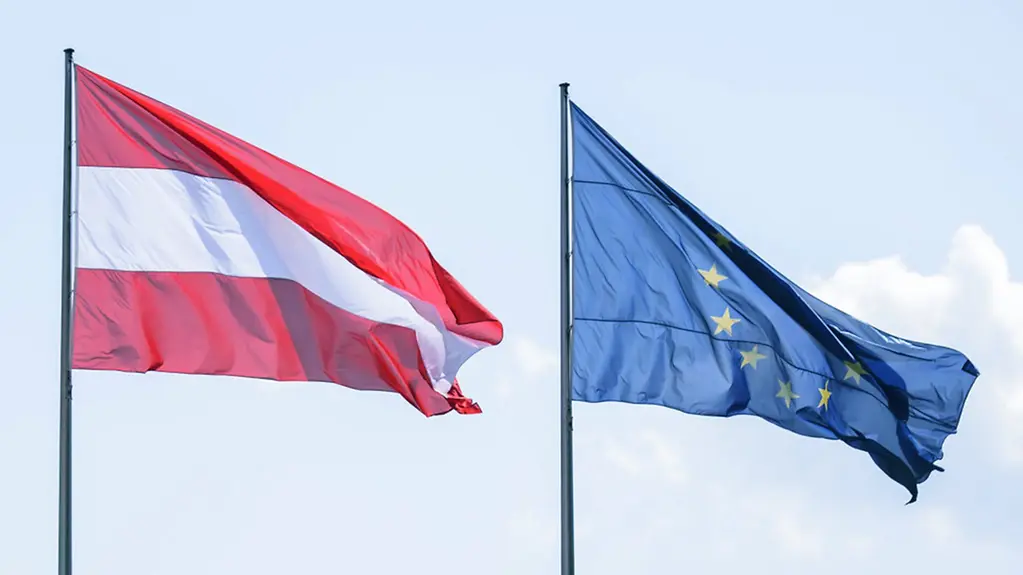 Drapeaux (autrichien et européen) devant la Chancellerie fédérale. Présidence du Conseil de l’UE, drapeau, drapeaux