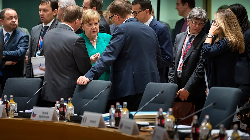 Bundeskanzlerin Angela Merkel zu Beginn einer Arbeitssitzung im Gespräch mit Finnlands Ministerpräsident Juha Sipilä und Schwedens Ministerpräsident Stefan Löfven.